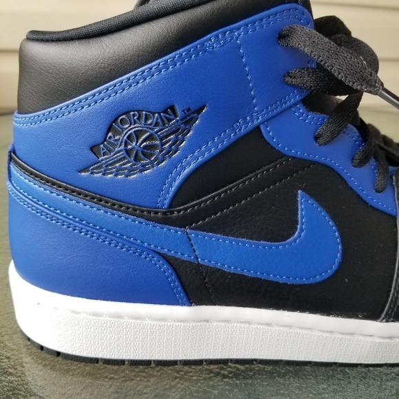Athletic_Shoes